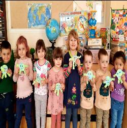 В рамках реализации проекта "Звёздный космос", дети средней группы "Курносики" приняли участие по аппликации "Планета Земля".