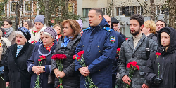 Сегодня здесь состоялся траурный митинг, в память о всех  защитниках Ростова. Минутой молчания почтили подвиг погибших жители Кировского района