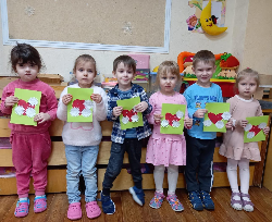 Сегодня в группе « Курносики»  в предверии праздника 8 марта , дети подготовили поздравительные открытки своим мамочкам 