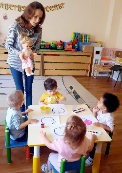 В реализации проекта "Моя любимая игрушка ". В группе "Солнышко" вместе с воспитателем Иваненко О.В. провели занятие   "Моя любимая игрушка" Малыши раскрашивали пальчиками "Яблоки для куклы Тани".