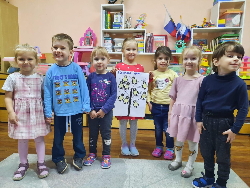 12 ноября несколько лет назад в России появился еще один экологический праздник – Синичкин день. В рамках проекта экологического воспитания, с детьми было проведено мероприятие, где ребята коллективно сделали аппликацию на тему "Синичкин день".
