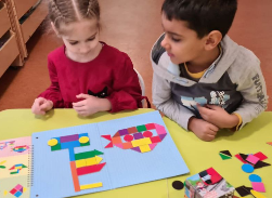 В подготовительной группе "Капелька" дети очень интересуются магнитной  геометрической мозайкой, она одна из самых распространённых развивающих игр и самая простая форма из всевозможных игр на плоскостное моделирование. 