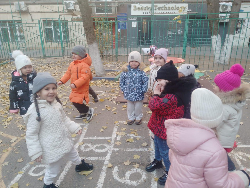 Ребята группы Почемучки на прогулке весело играли в п/и "У медведя во бору!"