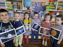 В нашем детском саду проходит тематическая неделя "Космос". В группе "Курносики" воспитатель Иваненко Ю.В провела беседу о космосе и солнце.